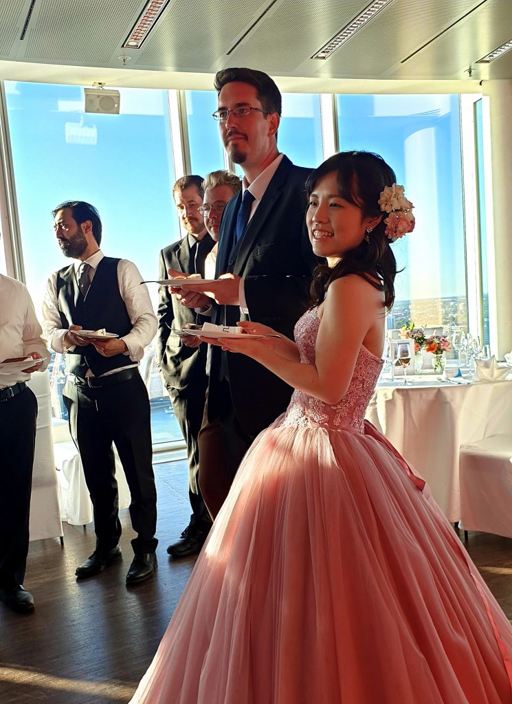 pink farbenes Hochzeitskleid Brautpaar Braut Bräutigam Hochzeitsskuchen Hochzeitsfeier